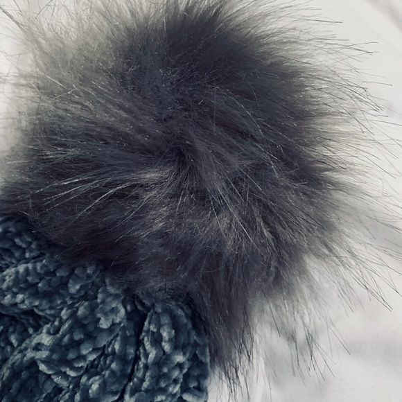 🌵Gray Chenille Pom Pom Beanie - Picture 3 of 5